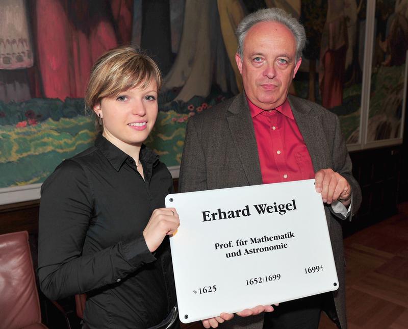 Prof. Dr. Karl-Heinz Lotze und die Studentin Katharina Leonhardt, die am Freitag bei der Enthüllung den Vortrag zu Erhard Weigel halten wird, mit der neuen Gedenktafel.