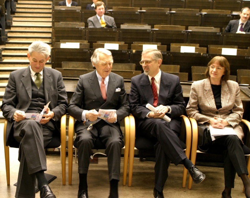 Festakt (v. l.): Staatssekretär Hartmut Krebs, Prof. Berthold Beitz, Prof. Gerhard Wagner, Christina Wagner