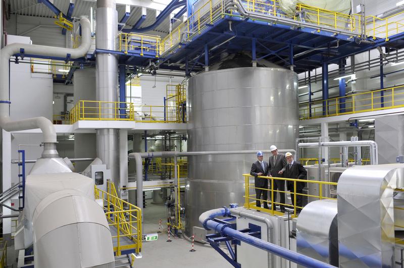 Ein geschlossenes System: In der neuen Säureregenerationsanlage der ThyssenKrupp Nirosta werden aus anfallenden Abwässern Metalle und regenerierte Mischsäure zurück gewonnen und dem Beizprozess wieder zugeführt. 