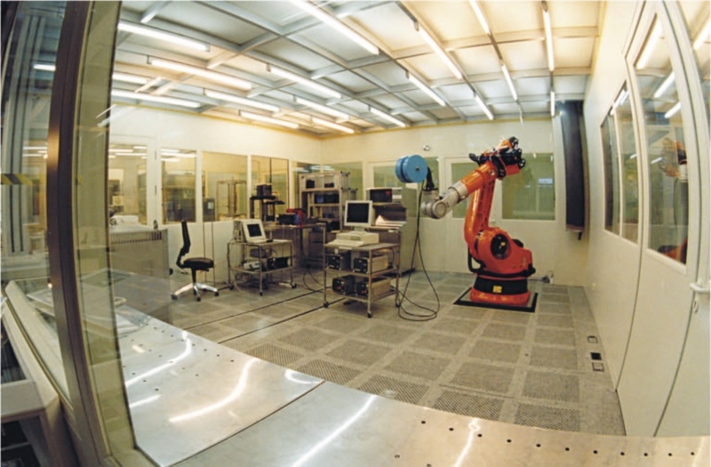 Untersuchung der Werkstoffe an einem Industrieroboter auf Reinraumtauglichkeit  © Fraunhofer IPA
