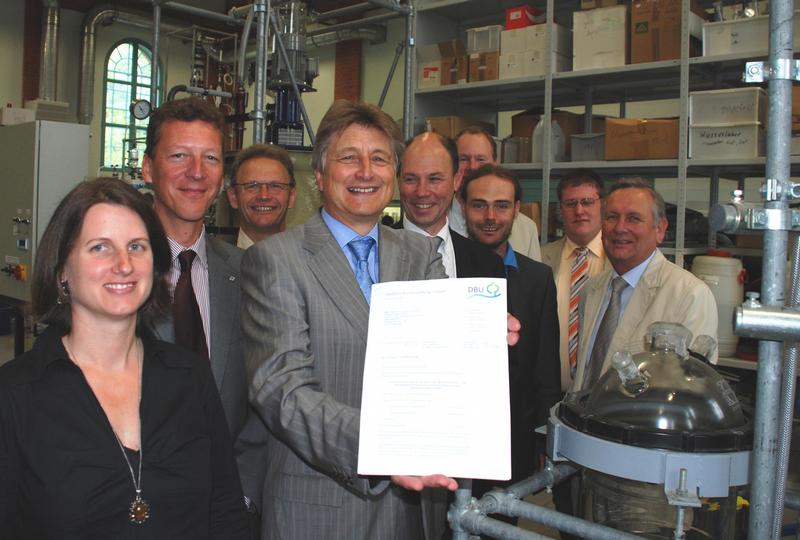 Die Förderung des Projekts besiegelt haben (v.l.) Prof. Dr. Sandra Rosenberger, Prof. Dr. Frank P. Helmus, Jürgen Peters, Dr. Fritz Brickwedde, Dr. Ulrich Meyer-Blumenroth, Franz-Peter Heidenreich, Dr. Stefan Krause, Markus Schirmbeck und Prof. Dr. Peter Seifert.