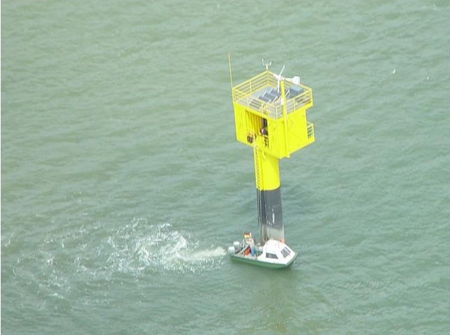 Messpfahl im Wattfahrwasser