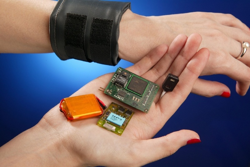 Das Multisensor-Armband misst wichtige Körperfunktionen und sendet die Daten über eine Basisstation und das Internet an den Arzt. © Fraunhofer