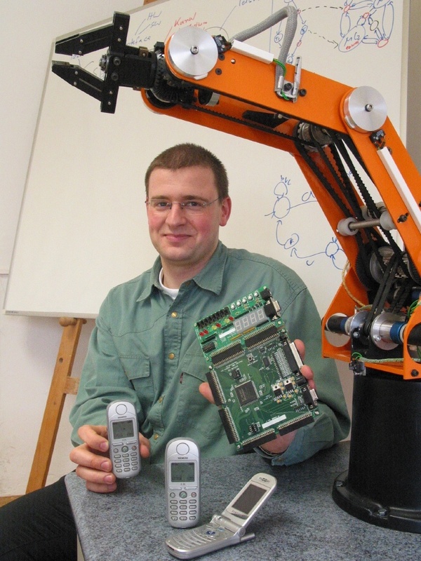 Diplom-Informatiker André Meisel präsentiert den Hardware-Teil der Chemnitzer Entwicklung, mit der sich beispielsweise die Schnittstellen der Systemkomponenten von Handys und Robotern automatisch rekonfigurieren lassen. Foto: Mario Steinebach