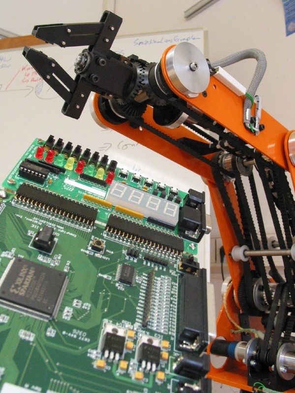 Mit Hilfe eines FPGA wird die Schnittstelle zwischen PC und Roboter so implementiert, dass die Steuerung schnell auf sich ändernde Aufgaben zur Laufzeit angepasst werden kann. Foto: Mario Steinebach