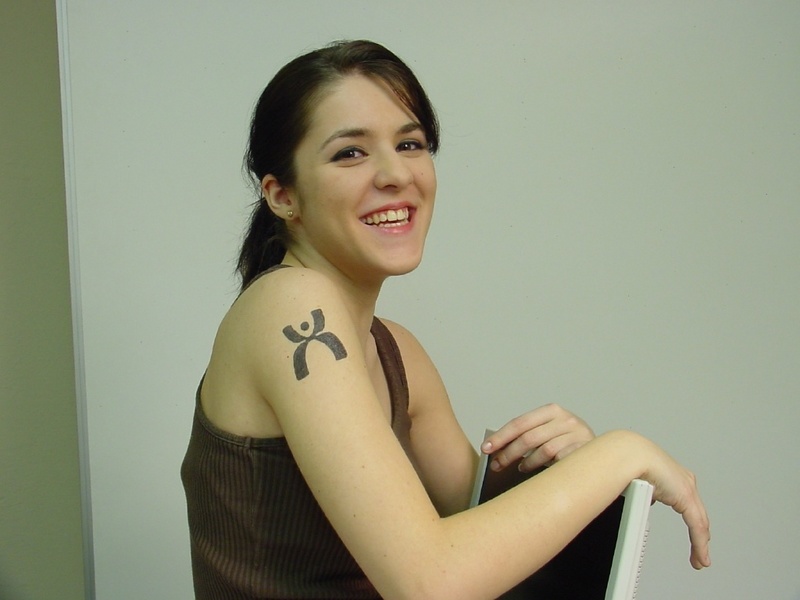 Online-Lernen macht Spaß: Die Chemnitzer Schülerin Christiane Stöckert, deren Arm ein Tattoo mit dem Logo des "Bildungsportals Sachsen" schmückt, testete in den vergangenen Monaten eins der 250 Lehrangebote der sächsischen E-Learning-Plattform.
