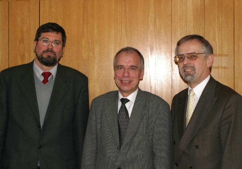 Einigung in der RUB (v. l.): Dr. Michael Jost, Vorsitzender des WPR, Richter Dr. Bernd Andrick, Rektor Prof. Dr.-Ing. Gerhard Wagner