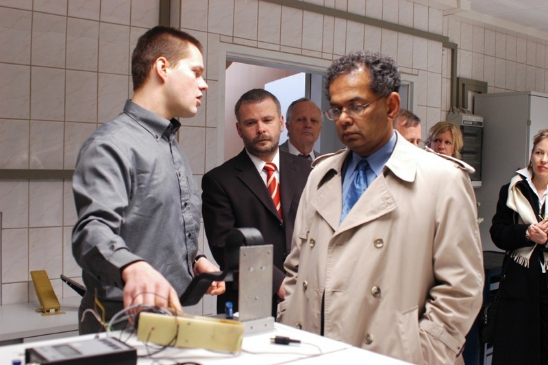 Prof. Sumedha C. Wirasinghe (r.) von der University of Calgary bei seinem Besuch am 2. März 2004 in Laboren der TU Chemnitz (Foto: TU Chemnitz/Christine Kornack)