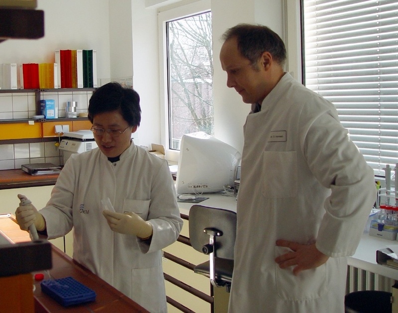 Grenzüberschreitende Forschung: Prof. Dr. Jianling Jin und PD Dr. Dag Harmsen im Labor