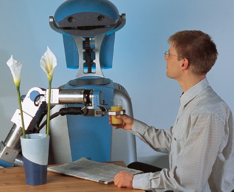 Der Care-O-bot® erledigt einfache Hausarbeiten. © Fraunhofer