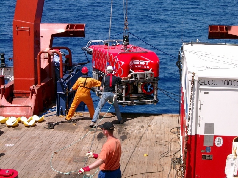 Das QUEST wird über das Heck der METEOR ausgesetzt. Bis auf 4.000 Meter kann dieser erste deutsche Tiefseeforschungsroboter abtauchen.