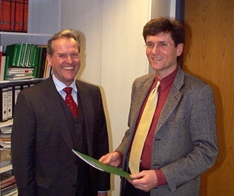 Der neue Bayreuther Werkstoffwissenschaftler Professor Dr.-Ing. Walter Krenkel (rechts) bei der Übergabe seiner Ernennungsurkunde mit Präsident Professor Helmut Ruppert