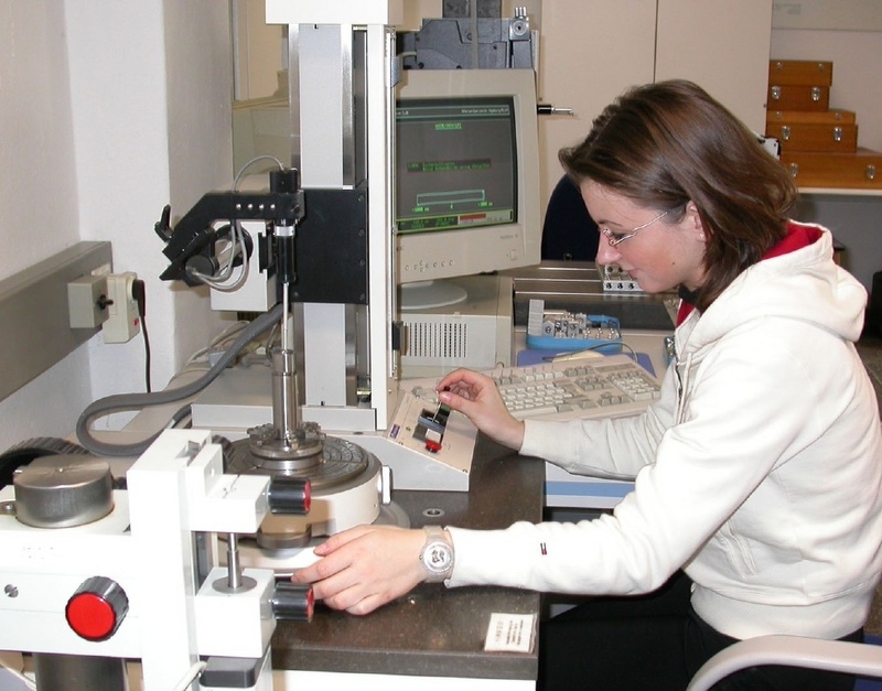 Ines Wisweh (21 Jahre) während des Frauenpraktikums bei der Erprobung einer Messvorrichtung im Labor Längenmesstechnik im Uni-Institut für Qualitätssicherung und Fertigungstechnik