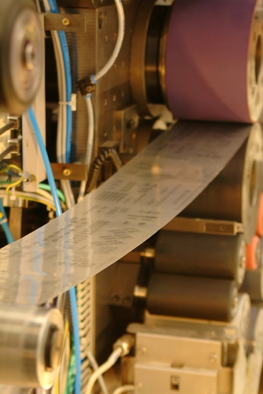 Auf einer Labordruckmaschine des Institutes für Print- und Medientechnik an der TU Chemnitz werden die Strukturen von Transistoren auf Kunststofffolien gedruckt. Foto: TU Chemnitz/Evelyn Oertel
