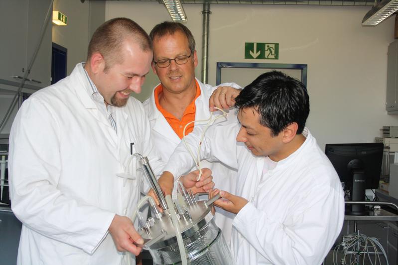 Christian Weber, Prof. Peter Czermak und Pablo Pino Grace (von links) mit einem Festbettreaktor, der zur Kultivierung von Stammzellen eingesetzt wird.