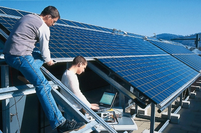 Leistungsvermessung einer Photovoltaik-Anlage durch Experten des Fraunhofer ISE.