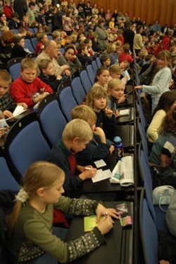 Großes Interesse hatten die rund 800 Schüler, die im Schnitt zu den sechs Vorlesungen der Kinder-Uni Münster kamen. Foto: Peter Grewer