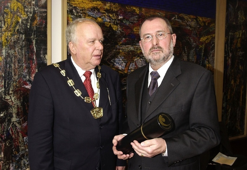 Prof. Dr. Dr. Siegfried J. Schmidt (rechts) erhielt die Urkunde zur Ehrenpromotion vom Rektor der Universität Klagenfurt, Prof. Dr. Günther Hödl.