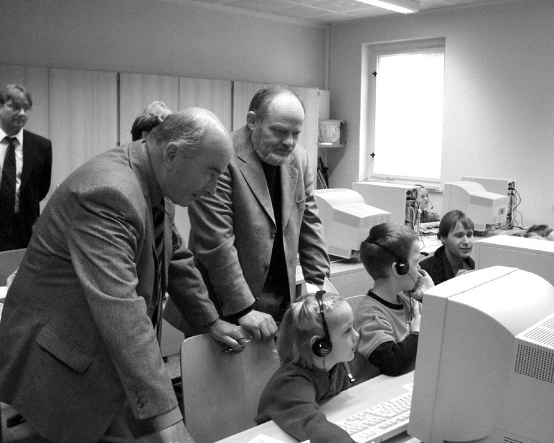 Innenminister Jörg Schönbohm und FHB-Präsident Prof. Dr. Rainer Janisch mit Schülern der Grundschule "Am Pappelhain".