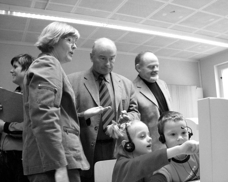 Klassenlehrerin Christine Fielitz, Innenminister Jörg Schönbohm und FHB-Präsident Prof. Dr. Rainer Janisch mit Schülern der Grundschule "Am Pappelhain".