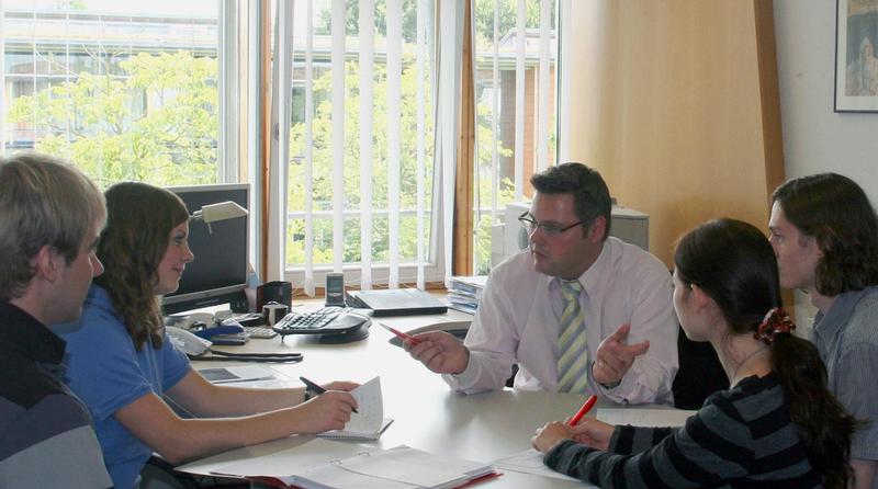 In der Mitte und seinem Element: der erste Träger des Augsburger WiWi-Preises "Beste Lehre", Prof. Dr. Marco C. Meier.