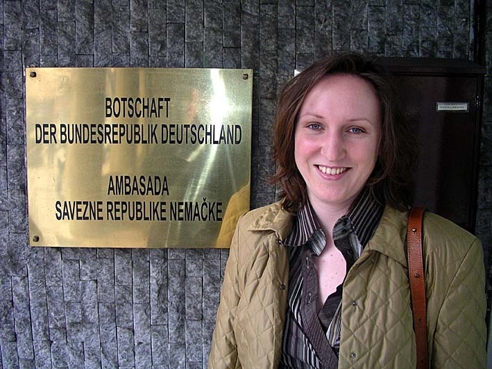 May Brueggemann vor ihrem Arbeitsplatz bei der Deutschen Botschaft in Belgrad. Das Bild zu dieser Pressemitteilung gibt's im Internet unter http://www.uni-bonn.de >> Aktuelles >> Presseinformationen.