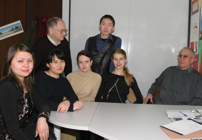 Prof. Fluck und Prof. Karpow mit fünf Studierenden aus Burjatien