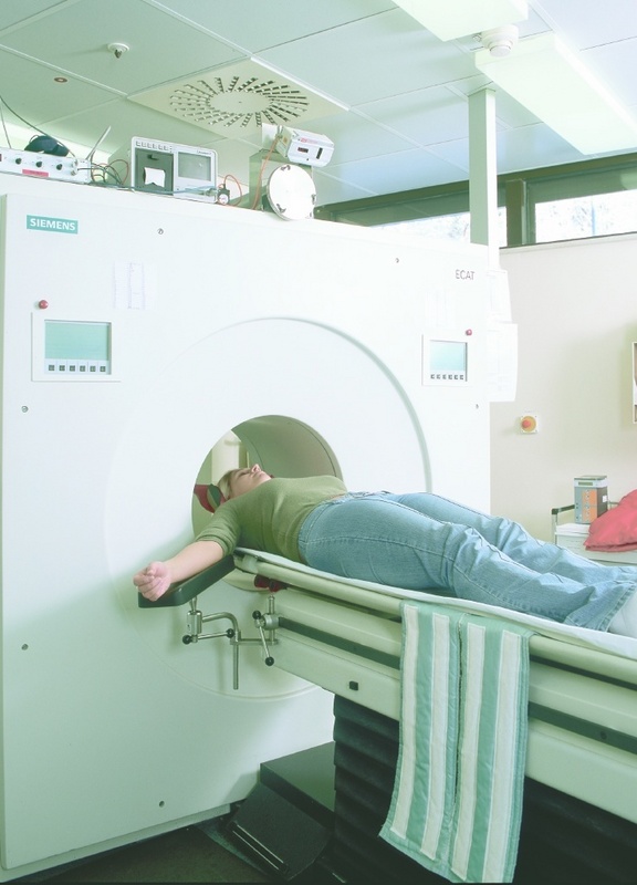 Typische Untersuchungssituation - der PET-Tomograph im Forschungszentrum Rossendorf