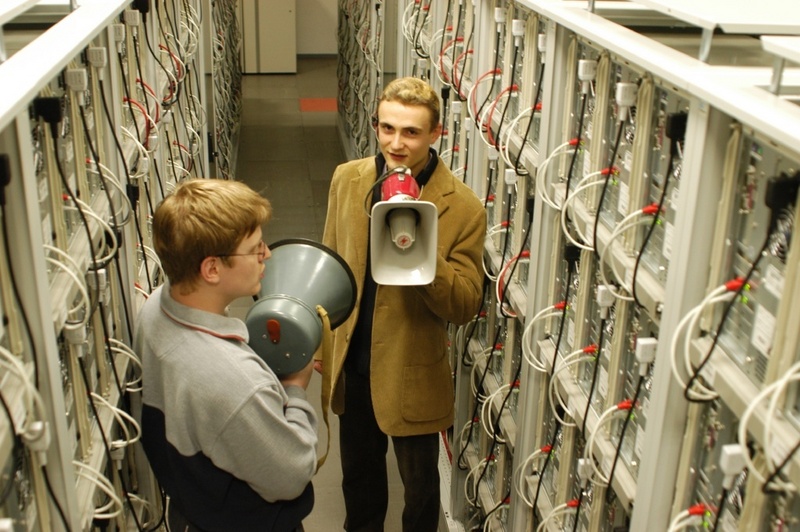 Um die Datenrate zwischen den Komponenten eines Clusters zu erhöhen, griffen die beiden Dipl.-Informatiker Frank Mietke und Torsten Mehlan (v.l.) nicht zum Megaphon sondern zum neuen Daten-Transferstandard InifiniBand. Foto: TU Chemnitz/Kornack