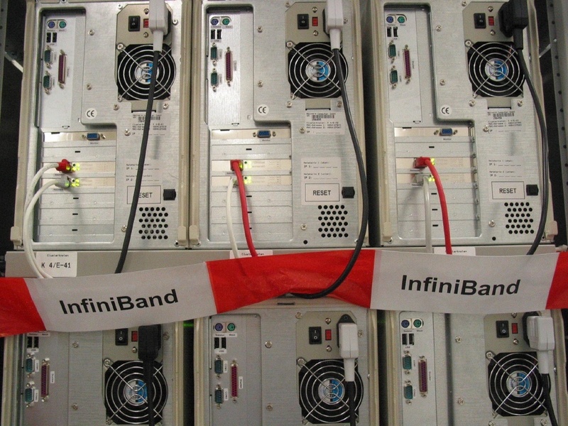 Um die Datenrate zwischen den Komponenten eines Clusters zu erhöhen, griffen die Chemnitzer Informatiker zum neuen Daten-Transferstandard InifiniBand. Foto: TU Chemnitz/Steinebach