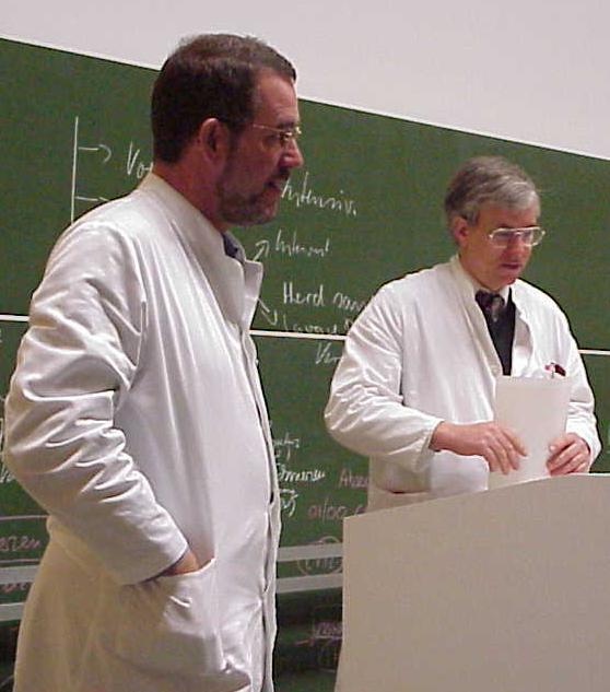 Abwechselnd oder im Tandem unterrichten die vier Professoren (im Bild Prof Schölmerich - links - und Prof. Jauch. Foto: R. F. Dietze