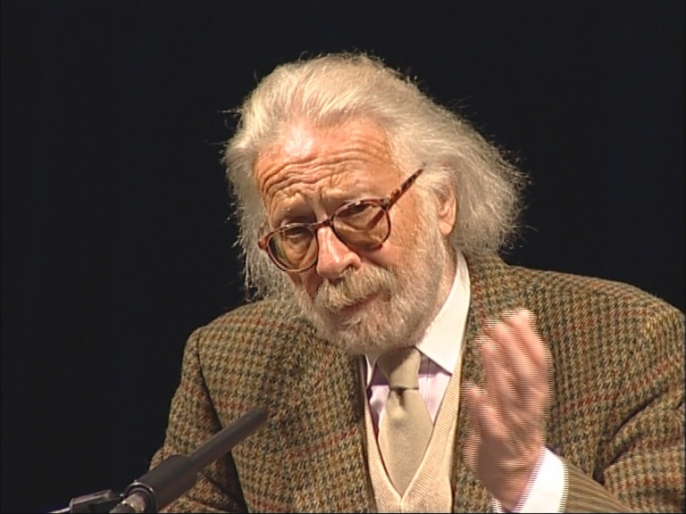Fritz J. Raddatz bei der Lesung aus seinen Erinnerungen mit dem Titel  "Unruhestifter" am 12. Oktober 2003 im Deutschen Theater in Göttingen.