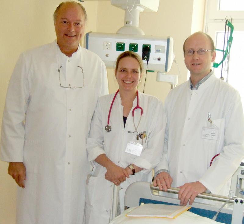 Prof. Dr. med. Arne Jensen (Campus Klinik Gynäkologie Bochum), Dr. med. Susanne König, Assistenzärztin, und Prof. Dr. med. Eckhard Hamelmann (Direktor der Universitätskinderklinik am St. Josef-Hospital), die am 16.7.2009 eine autologe Transplantation von Nabelschnurstammzellen zur Behandlung eines Kindes mit akutem, durch Hirnhautentzündung (Meningitis) bedingten, Hirnschaden durchgeführt haben. 
