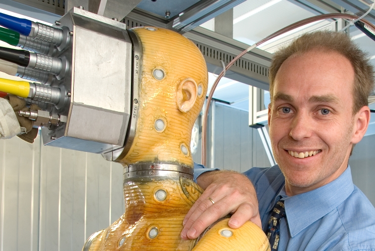 Pinocchio und sein Meister: Die Schwitzpuppe "SAM" mit seinem Schöpfer, dem Forscher und nun auch Jungunternehmer Mark Richards.