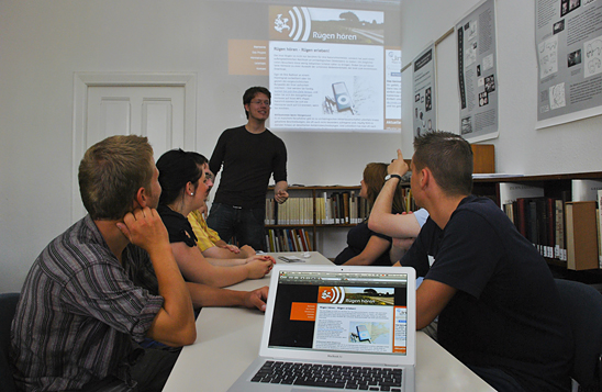Diskussion der Hörgeschichten im Seminar mit Stefan Klatt.