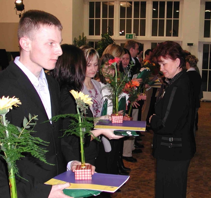 Die Präsidentin der FH Lausitz, Brigitte Klotz, überreichte den Bachelor-Absolventen die Zeugnisse. Foto: Witzmann/FHL