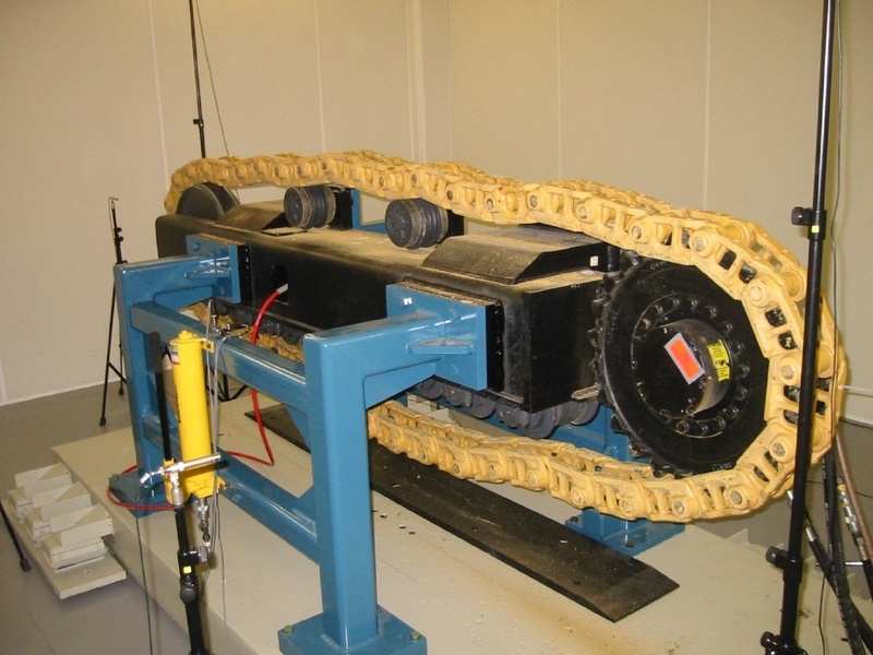 Der Geräuschausstoß einer Baumaschinenkette wird im neuen Akustiklabor gemessen und optimiert