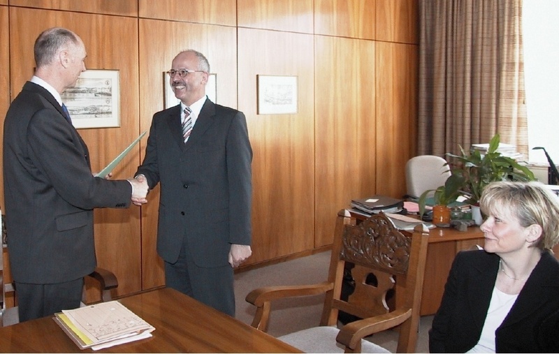 Herzliche Gratulation: (v.l.n.r.) Prof. Dr.-Ing. Hans-Peter Beck, Prof. Dr.-Ing. Egbert Baake, Frau Baake.