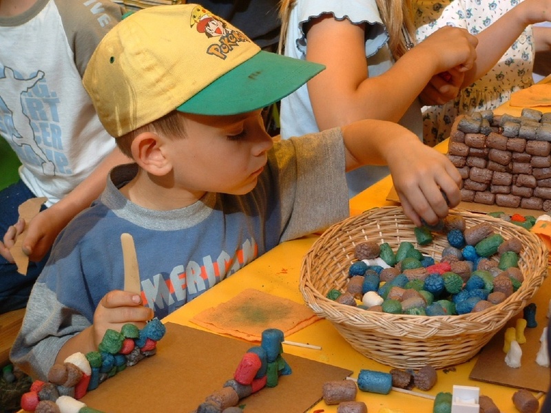 Auch Playmais ist im Kindergartenpaket der Fachagentur Nachwachsende Rohstoffe enthalten - so wie diesem jungen Mann soll das Basteln mit nachwachsenden Rohstoffen Kindern in ganz Mecklenburg-Vorpommern Spaß machen!