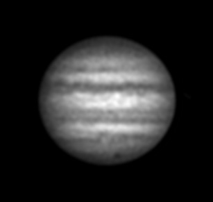 Der Ort des Impakts ist durch eine kleine graue Ellipse markiert; die Aerosol-Wolke, die durch den Impakt entstand, ist hingegen die derzeit dunkelste Stelle auf Jupiter.