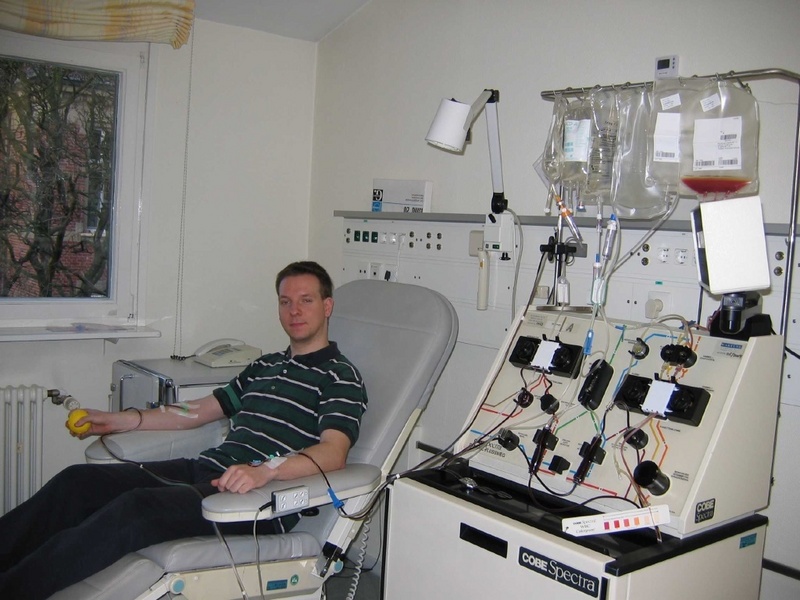 Der Spender Markus E. bei der Entnahme der Blutstammzellen. Sein Blut wird durch einen "Zellseparator" geleitet, der die Stammzellen abtrennt. Ihre Produktion im Knochenmark war zuvor durch Medikamente angeregt worden. / Foto: privat.