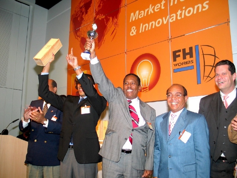 Best Exhibitor ITB 2004 in der Kategorie Amerika/Karibik: Jubel bei den Vertretern der Dominikanischen Republik
