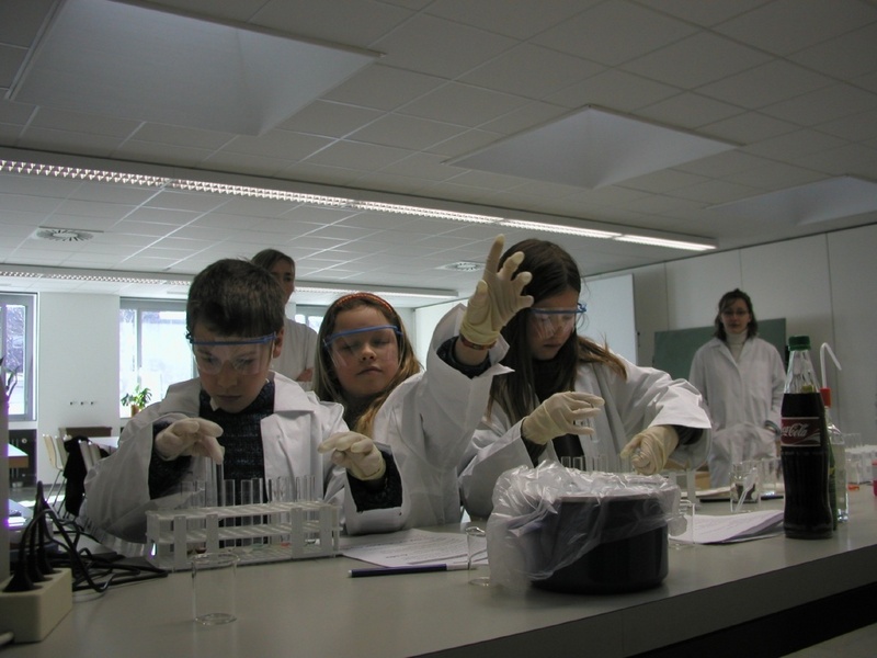 Kittel an, Schutzbrille auf und rein ins Forscherleben - so macht Wissenschaft Spaß.
