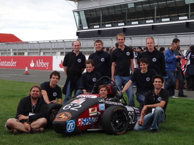 Zufriedene Gesichter beim Saisonauftakt in Silverstone. Das Regensburger Dynamics-Team mit seinem Boliden. 