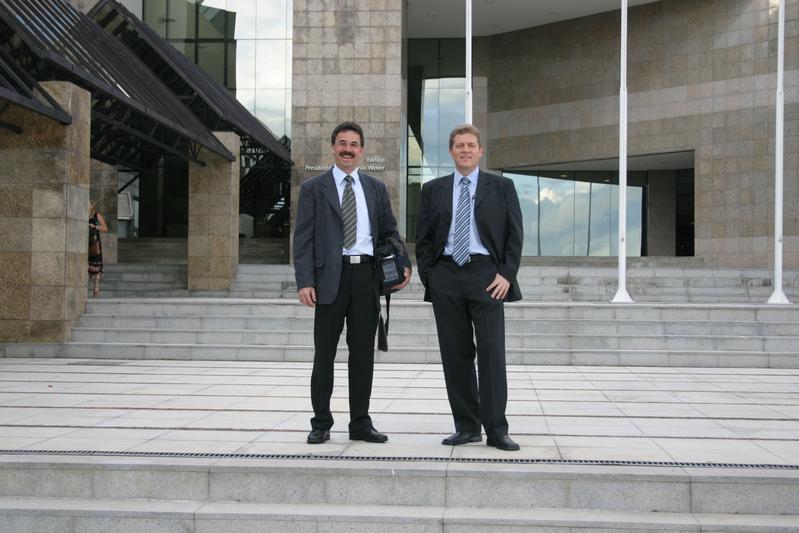 Die Professoren Jörg Metzger und Uwe Menzel der Uni Stuttgart vor dem Eröffnungsvortrag in Curitiba anlässlich der Eröffnungsfeier des ersten Jahrgangs von EDUBRAS.