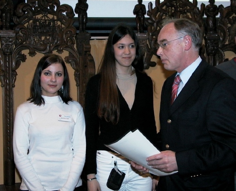 Mit einem Preis der Sparkasse Goslar/Harz können Anna Boleininger und Melanie Jauernick ihrer Forscherneugier im Institut für Physikalische Chemie nachgehen.