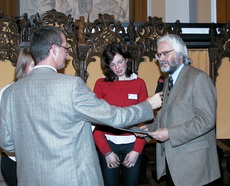 Dipl.-Ing. Stephan Röthele (rechts), gerade erst von einer Reise aus den USA zurück, überreichte den Forschungspreis an Lena Lenze.