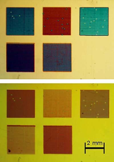Die farbigen Flächen wurden alle mit dem gleichen Laser erzeugt. Die Unterschiede ergeben sich durch Veränderungen von Bestrahlungsintensität und Schreibgeschwindigkeit. Mit polarisiertem Licht lässt sich die Farbe jedes einzelnen Feldes variieren.