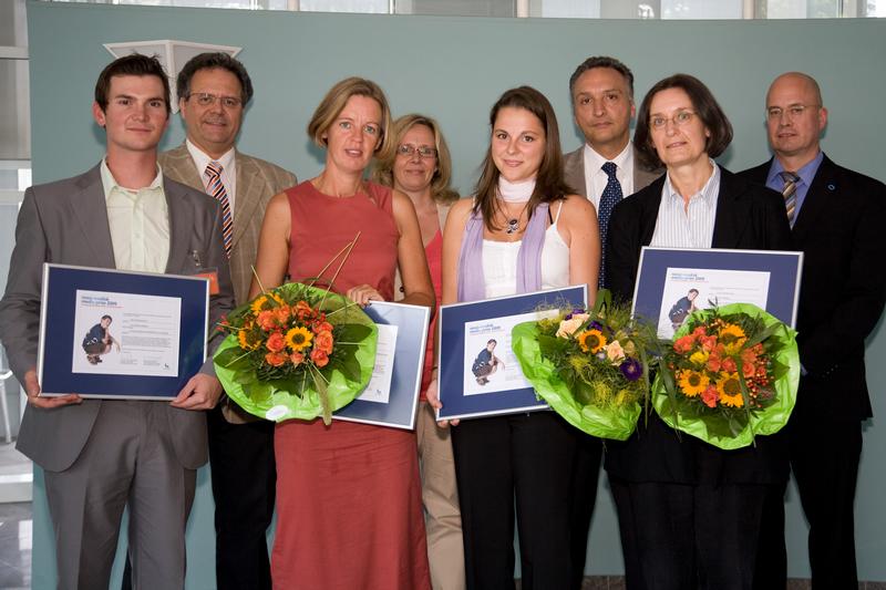 Die Preisträger Andreas Dorner, Dr. Anja Störike, Julia Schmid und Dr. Barbara Knab (v.l.n.r, erste Reihe); Jurymitglied Dr. med. Gregor Hess, Marie-Luise Krompholz, Manuel Ickrath (Kirchheim Verlag) und Dr. Franz Jürgen Schell (v.l.n.r. zweite Reihe)