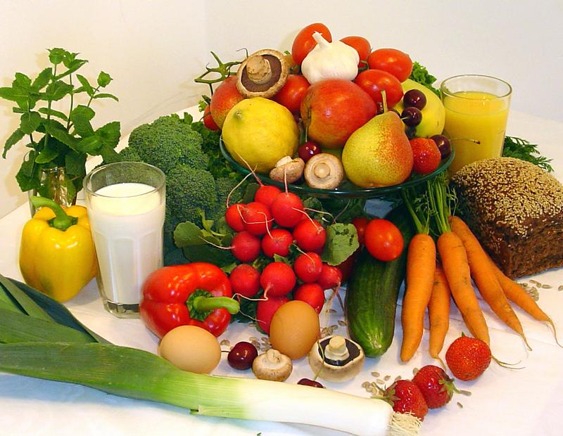 Eine gesunde Ernährung mit vergleichsweise viel Obst, Gemüse und Vollkornbrot kann dazu beitragen, das Risiko für Erkrankungen zu senken.